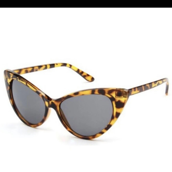 Cat Eye Leopard Print Sunglasses - Picture 3 of 4